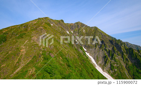群馬県・谷川岳西黒尾根「ラクダの背」から見る山頂 115900072