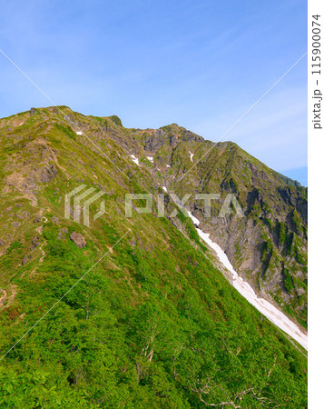 群馬県・谷川岳西黒尾根「ラクダの背」から見る山頂 115900074