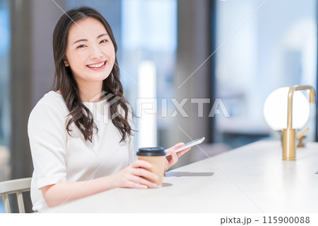 カフェでスマホを操作する若い女性。撮影協力:WEEK芝大門(サンフロンティア不動産) カフェでスマホを操作する若い女性。撮影協力:WEEK芝大門(サンフロンティア不動産) 115900088