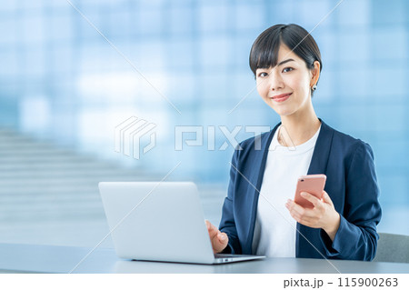 ノートPCを操作するビジネスパーソン。 115900263