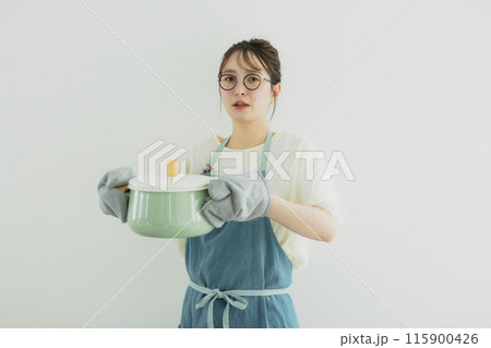 キッチンに立つ若い女性 キッチンに立つ若い女性 115900426