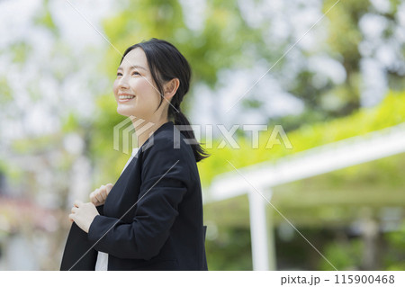 スーツを着た若い女性  115900468