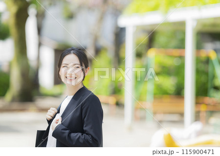 スーツを着た若い女性 スーツを着た若い女性 115900471