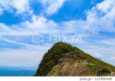 群馬県・初夏の谷川岳山頂トマノ耳 115900486