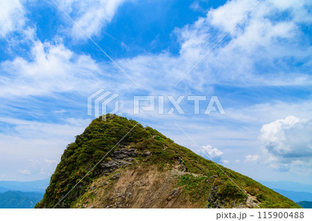 群馬県・初夏の谷川岳山頂トマノ耳 115900488