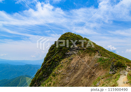 群馬県・初夏の谷川岳山頂トマノ耳 群馬県・初夏の谷川岳山頂トマノ耳 115900490