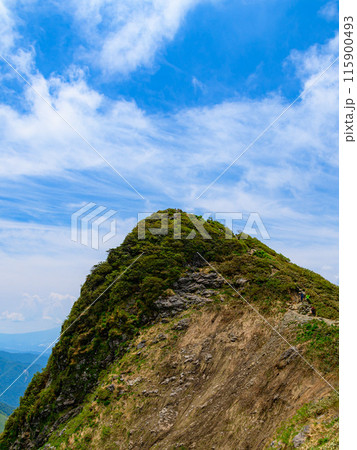 群馬県・初夏の谷川岳山頂トマノ耳 群馬県・初夏の谷川岳山頂トマノ耳 115900493