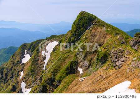 群馬県・初夏の谷川岳山頂トマノ耳 115900498