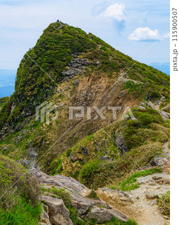 群馬県・初夏の谷川岳山頂トマノ耳 群馬県・初夏の谷川岳山頂トマノ耳 115900507