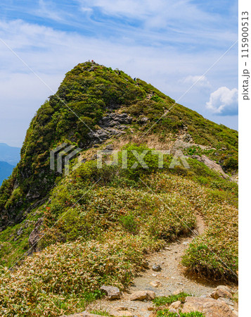 群馬県・初夏の谷川岳山頂トマノ耳 群馬県・初夏の谷川岳山頂トマノ耳 115900513