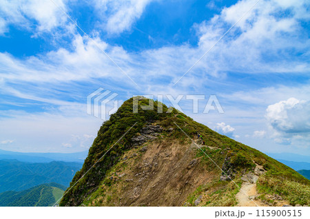 群馬県・初夏の谷川岳山頂トマノ耳 115900515