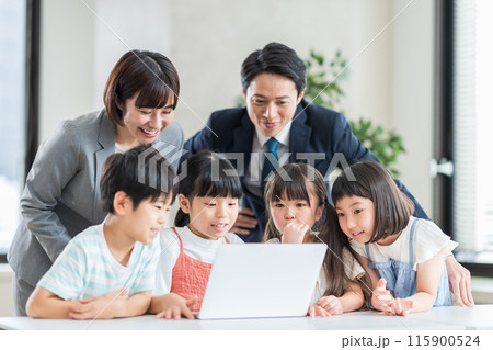 学習塾でプログラミングの授業をする小学生と講師。 115900524