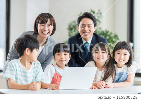 学習塾でプログラミングの授業をする小学生と講師。 学習塾でプログラミングの授業をする小学生と講師。 115900528