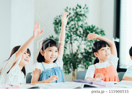 学習塾で勉強する小学生。 115900533