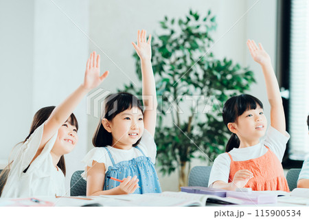 学習塾で勉強する小学生。 115900534