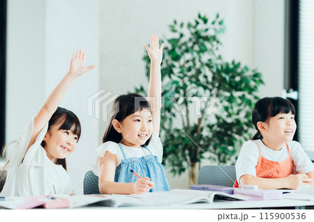 学習塾で勉強する小学生。 115900536