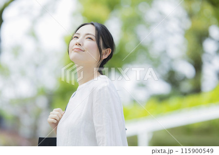 通勤する女性 115900549