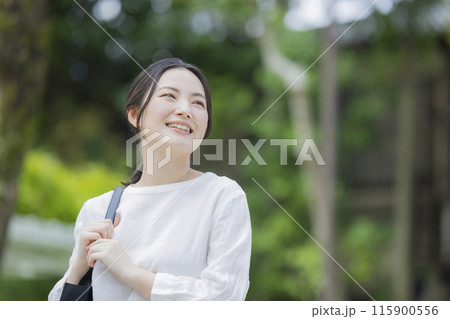 通勤する女性 通勤する女性 115900556