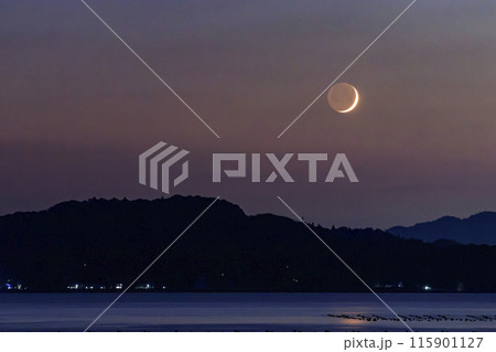 瀬戸内の夕焼け空の三日月 115901127