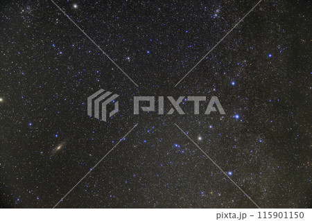 秋の星景　カシオペア座とアンドロメダ銀河 115901150