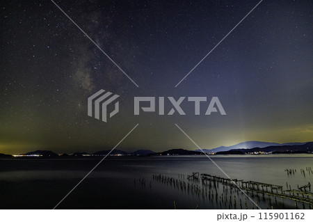 瀬戸内の秋の星景 西に傾く天の川 瀬戸内の秋の星景 西に傾く天の川 115901162