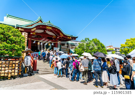 【東京都】たくさんの人が並ぶ亀戸天神 115901385
