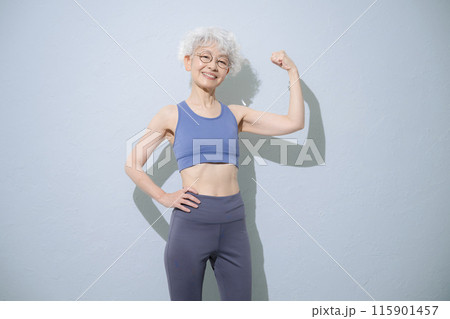スポーツや運動、健康維持で使いやすい元気なアクティブシニア(高齢者)の筋肉がきれいなガッツポーズ  115901457