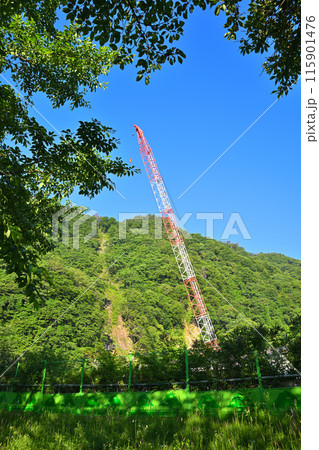 工事中の相俣ダム 山間のクレーンタワー 猿ヶ京 新緑の季節 工事中の相俣ダム 山間のクレーンタワー 猿ヶ京 新緑の季節 115901476