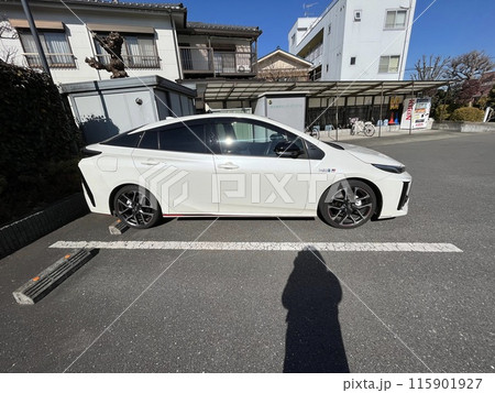 駐車場に停めたプリウス 115901927