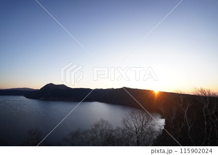 摩周湖の夜明け～初冬 115902024