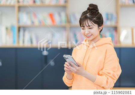 スマホを操作する若い女性。 スマホを操作する若い女性。 115902081