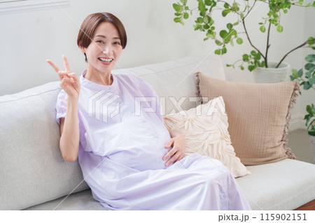 ピースする笑顔の妊婦 115902151