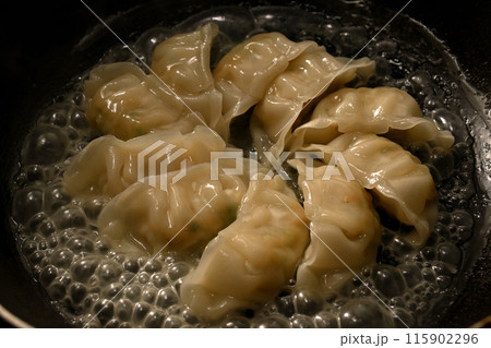 フライパンに並べた餃子 115902296
