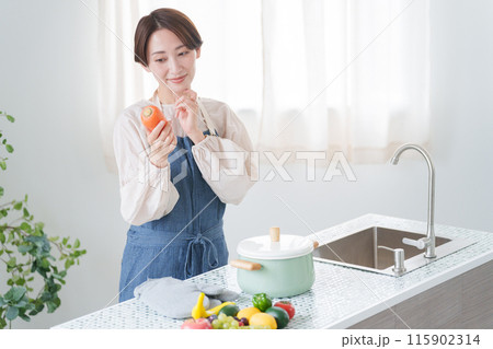 キッチンで献立を考える女性（家事・主婦・自炊） 115902314