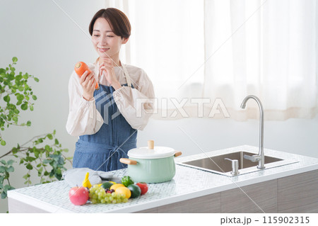 キッチンで献立を考える女性（家事・主婦・自炊） 115902315