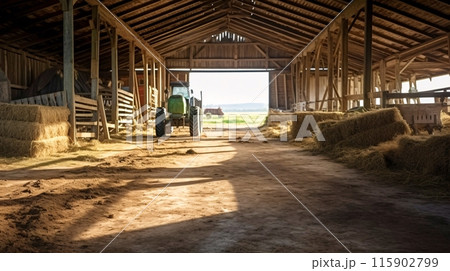 トラクターとわらのある農家の納屋、農業の風景 トラクターとわらのある農家の納屋、農業の風景 115902799