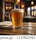 居酒屋のカウンターに置かれたビール 115902992