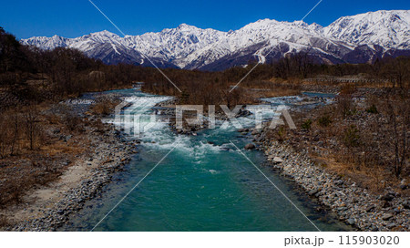 雪の北アルプスと松川　長野県白馬村 115903020