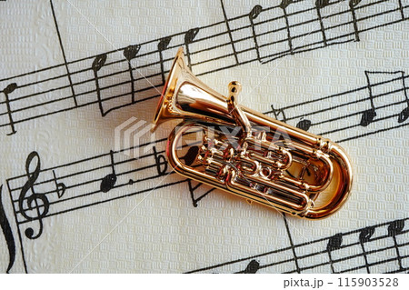 ミニチュアのユーフォニアムと音符柄のペーパーナプキン 115903528