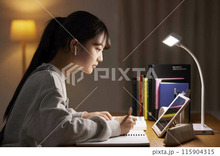 自室にて受験勉強をする女子高生 自室にて受験勉強をする女子高生 115904315