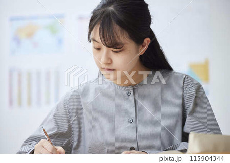 予備校で授業を受ける女子高生 予備校で授業を受ける女子高生 115904344