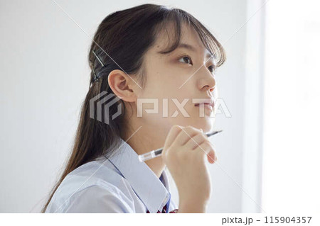 学校の教室で授業を受ける女子高生 115904357