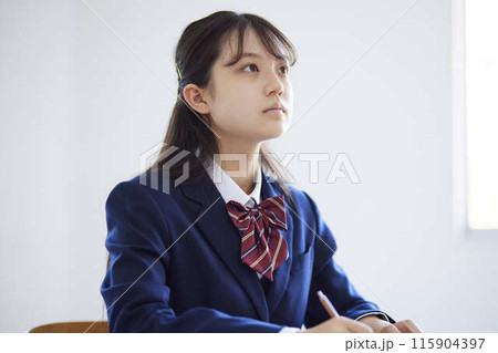 学校の教室で授業を受ける女子高生 115904397