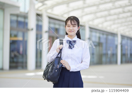 通学中の女子高生 通学中の女子高生 115904409