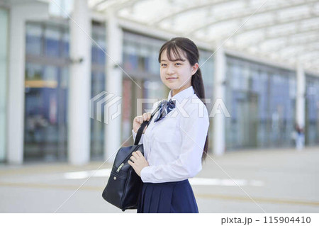 通学中の女子高生 通学中の女子高生 115904410