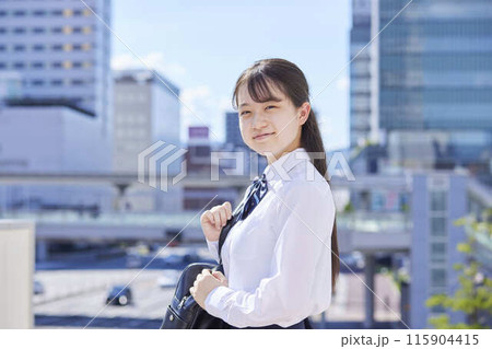 通学中の女子高生 115904415