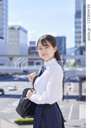 通学中の女子高生 通学中の女子高生 115904416