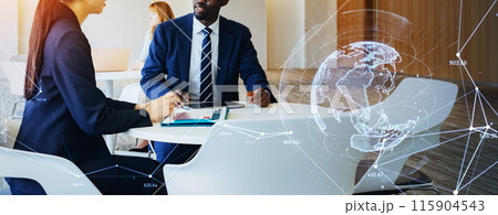 会議する多国籍ビジネスパーソンとグローバルネットワーク 会議する多国籍ビジネスパーソンとグローバルネットワーク 115904543