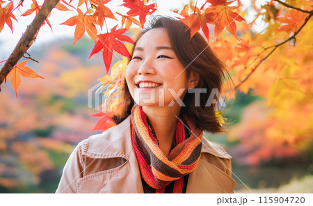秋の紅葉を楽しむ若い女性 115904720
