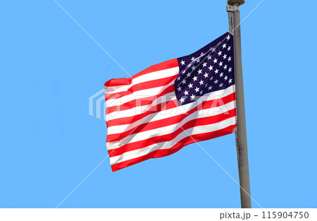 青空の下風にたなびくアメリカ国旗 青空の下風にたなびくアメリカ国旗 115904750